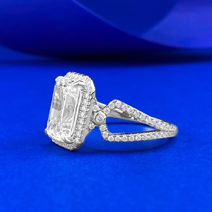 Luxuriöser S925 Silberring mit rechteckigem Diamanten und funkelnder Halo-Fassung