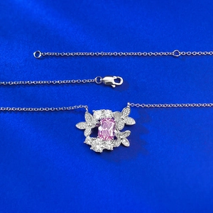 Collana a farfalla in argento S925 con gemma rosa e cristalli bianchi lucidi