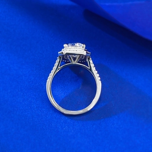Gros plan d'une bague en argent avec pierre taille émeraude 3,5 carats et pavage diamants