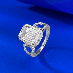 Luxuriöser S925-Silberring mit 6-Karat-Smaragdschliff und pavégefassten Herz-Elementen