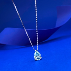 Détail du pendentif poire avec gemme bleu clair sur une chaîne en argent S925 pur