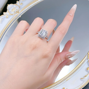 Détail d'une bague diamant taille émeraude 3,5 carats avec pavage double halo