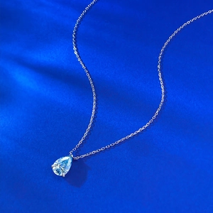 Élégant collier en argent S925 avec pendentif saphir bleu taille poire sur soie