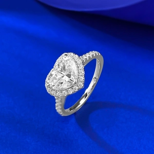 Bague cœur élégante en argent sterling S925 avec halo de diamants sur velours bleu