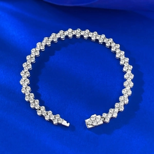 S925 Silber Armband mit funkelnden Moissanit-Blumen und klassischem Pavé-Besatz