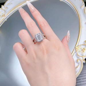 Nahaufnahme eines Rings im Smaragdschliff mit aufwendigen seitlichen Hohlraumdetails
