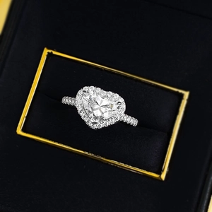 Bague élégante en argent S925 avec cœur de 7x9mm et sertissage halo sur velours noir