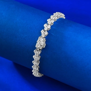 S925 Sterlingsilber Armband mit römischem Pavé-Diamanten auf blauem Schmuckständer