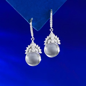Boucles d'oreilles en argent S925 avec perles de cristal blanc et détails floraux en zircon