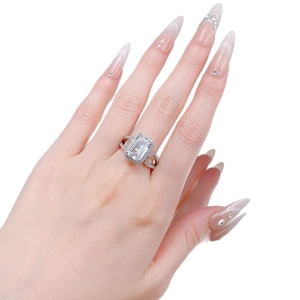 Luxuriöser S925 Silberring mit Smaragdschliff und 6 Karat Pavé-geteilter Ringschiene