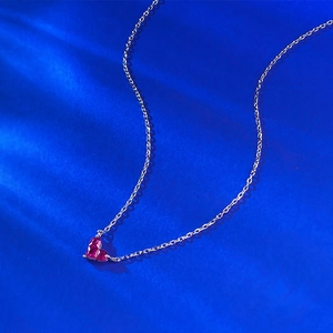 Elegante collana con ciondolo a cuore in zircone rosso e catena in argento S925