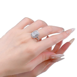 Bague luxueuse en argent S925 avec diamant taille émeraude et double halo brillant