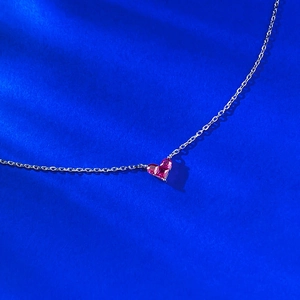 Elegante collana in argento sterling S925 con un delicato ciondolo a cuore in gemma rosa