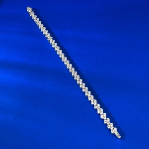 Makroaufnahme des silbernen S925 Tennisarmbands mit brillanten runden Zirkonia-Steinen