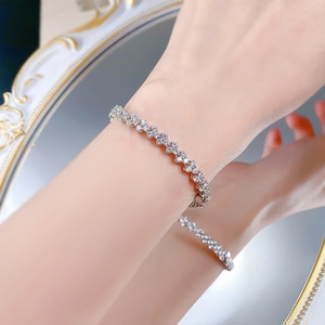 Detail eines S925-Silberarmbands mit funkelndem Zirkonia-Pavé am Handgelenk einer Frau