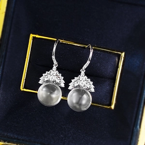 Boucles d'oreilles pendantes en argent S925 avec grandes perles grises et détails pavés