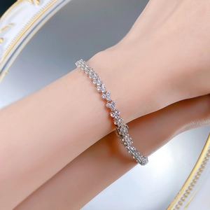 Funkelndes S925 Silber-Cluster-Armband mit runden Strasssteinen auf einer Spiegelfläche