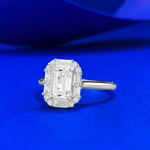 Anello in argento S925 taglio smeraldo con doppio alone di diamanti su sfondo blu