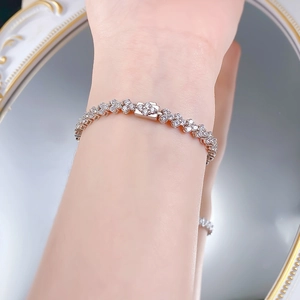 Detail von S925 Silberarmband mit funkelnden Voll-Diamant-Kreisen am Handgelenk des Models