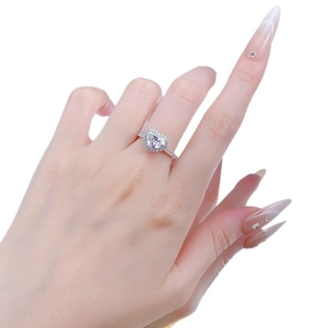 Bague élégante en argent S925 en forme de cœur avec diamants portée par un mannequin