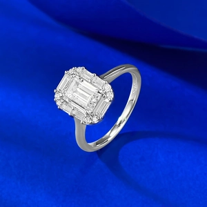 Anello in argento 925 con cristallo taglio smeraldo su sfondo di seta blu reale elegante