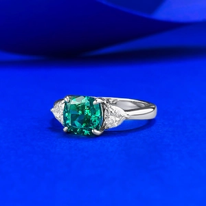 Luxurious S925 silver ring with 2ct emerald-cut green stone and side triangle diamonds