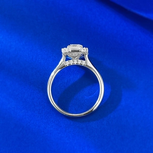 Macro di un anello in argento S925 con pietra taglio smeraldo e dettaglio halo nascosto