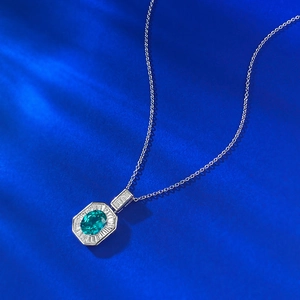 Luxueux collier en argent S925 avec pendentif ovale en pierre bleue et halo de diamants