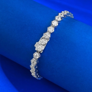 Bracelet tennis alvéolé en argent S925 de luxe avec diamants étincelants sur support bleu