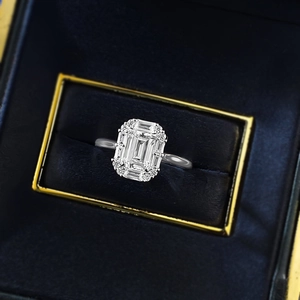 Anello in argento S925 con pietra taglio smeraldo e halo in astuccio di velluto