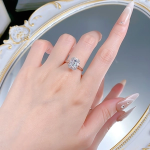 Dettaglio anello in argento taglio smeraldo con halo di diamanti al dito