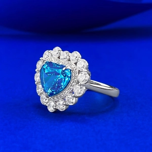 Élégante bague saphir bleu en forme de cœur avec halo de diamants en argent poli