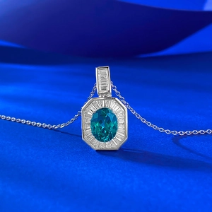 Collier en argent S925 avec pendentif octogonal vert émeraude et halo de zircons brillants