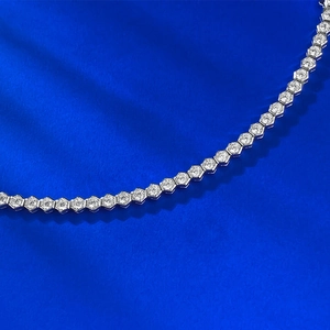 Bracelet tennis alvéolé en argent S925 avec zircons sur fond de soie bleu éclatant
