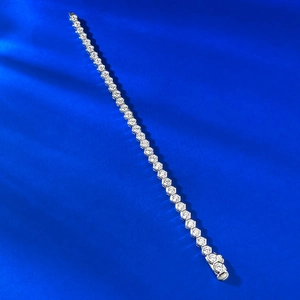 Détail macro du bracelet tennis en argent S925 avec sertissages alvéolés et diamants