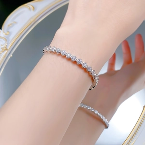 Gros plan d'un bracelet alvéolé en argent S925 avec diamants brillants sur un poignet