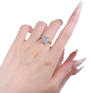 Elegante anello in argento S925 con pietra taglio smeraldo 1ct e micro-diamanti brillanti