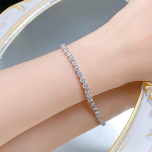 Détail macro du bracelet alvéolé en argent S925 avec zircons sur un miroir à relief