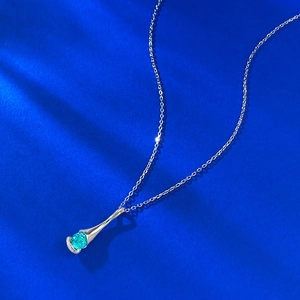 Collier en argent S925 avec pendentif goutte et pierre précieuse bleu lac sur fond sombre