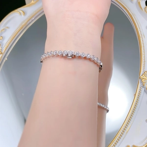 Détail macro du bracelet alvéolé en argent avec pierres étincelantes sur miroir vintage