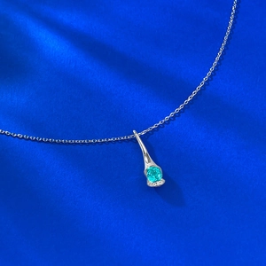 Détail macro du pendentif en argent S925 avec pierre bleue sarcelle et pavé de diamants