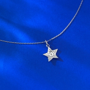 Dettaglio del ciondolo a stella in argento S925 con catenina e marchio di autenticità