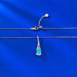 Collier en argent S925 avec pierre bleue Paraiba en goutte sur fond de velours bleu