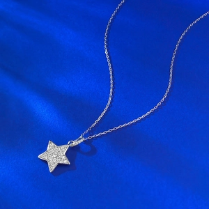 Collana con pendente a stella in argento S925 con pavé di diamanti su sfondo blu