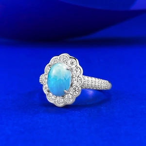 Bague élégante en argent S925 sertie d'un Larimar ovale et d'un halo de zircon brillant