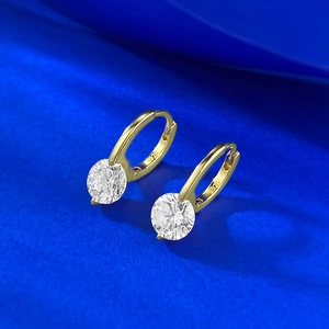 Gros plan du poinçon S925 sur les boucles d'oreilles en argent doré et zircons ronds