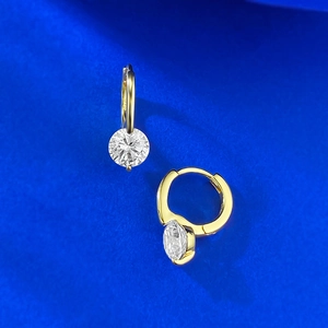 Vue détaillée du clou d'oreille en argent S925 doré avec pierre précieuse ronde