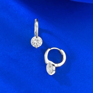Détail de créoles en argent S925 avec pierres de zircone rondes de taille brillant