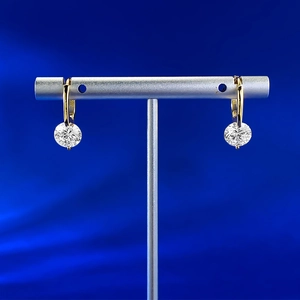Détail de boucles d'oreilles créoles en argent S925 doré avec moissanite ronde classique