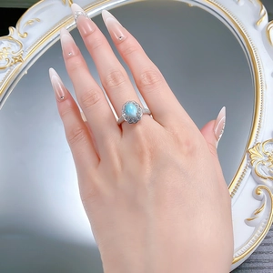 Gros plan sur bague en argent S925 avec Larimar ovale et sertissage pavé de zircons
